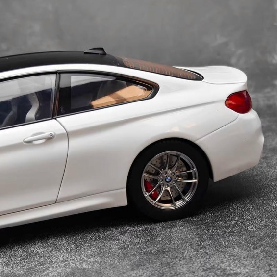 BMW M4 F82 | 1/18 | Paragon