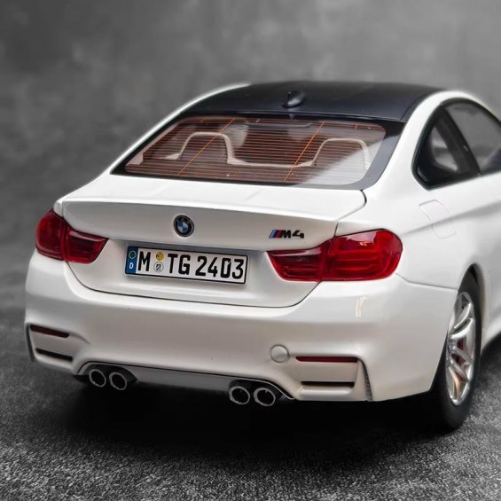 BMW M4 F82 | 1/18 | Paragon