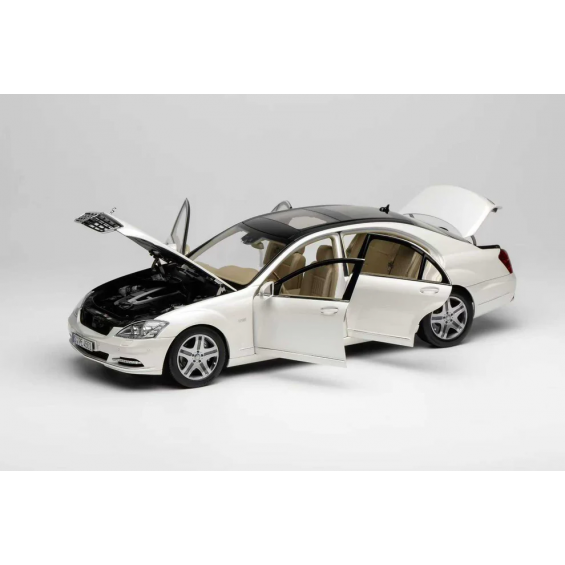 Mercedes-Benz S600L W221 with Extra Engine | 1/18 | Motorhelix